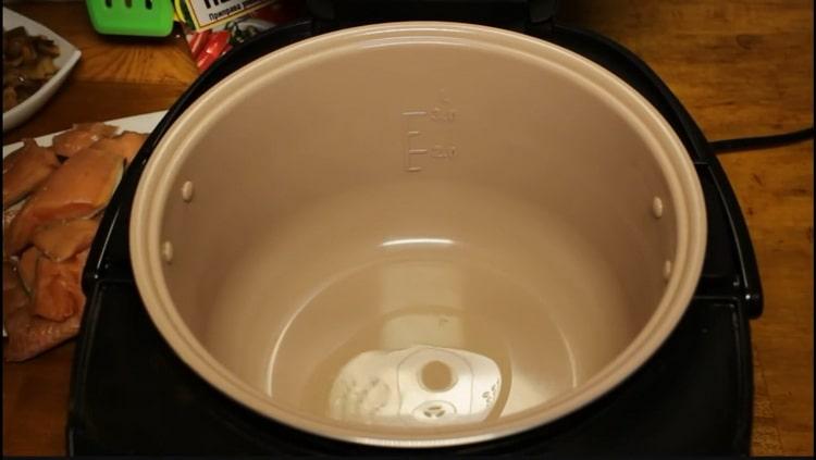 To cook pink salmon in a slow cooker, heat the bowl