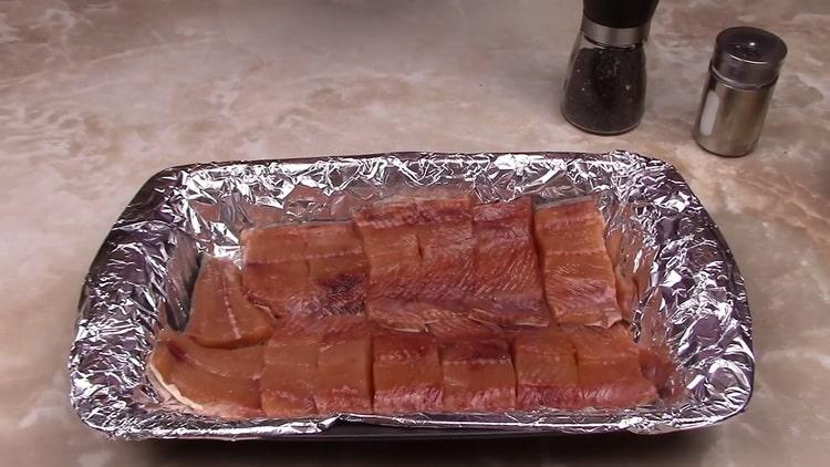 To prepare pink salmon in a creamy sauce, put the fish in a baking sheet