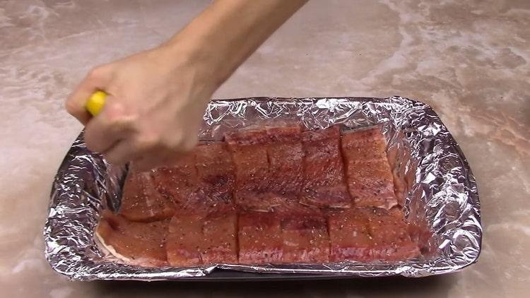 Squeeze lemon to make pink salmon in a creamy sauce