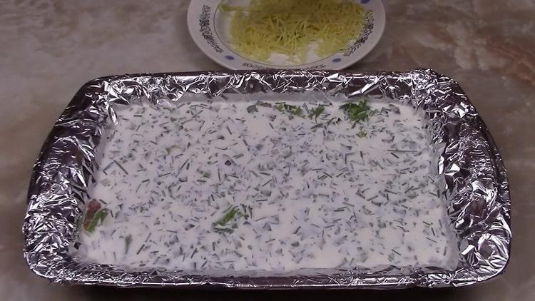 To prepare pink salmon in a creamy sauce, fill the fish with sauce