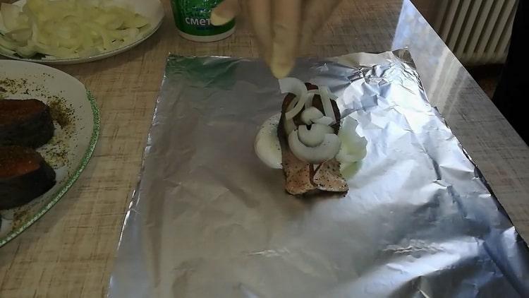 To foil the sour cream sauce, put the foil