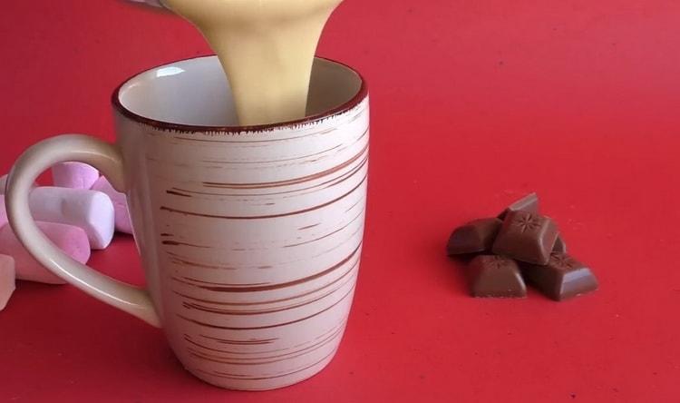 To prepare the cake in the microwave, put the dough in a cup