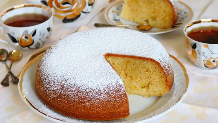 the cake cooked in the multicooker is ready