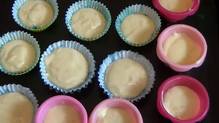 To prepare a cupcake on kefir, put the dough in the mold