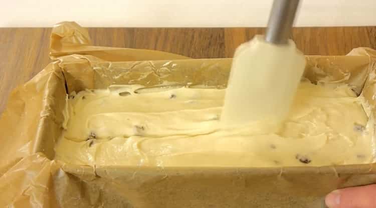 To prepare the capital's cupcake, put the cupcake in the mold