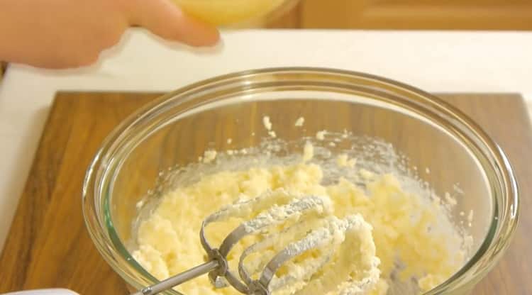 To prepare the capital cupcake, gradually enter the ingredients