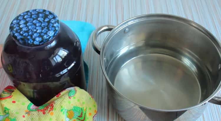 To make blackcurrant compote, close the jar