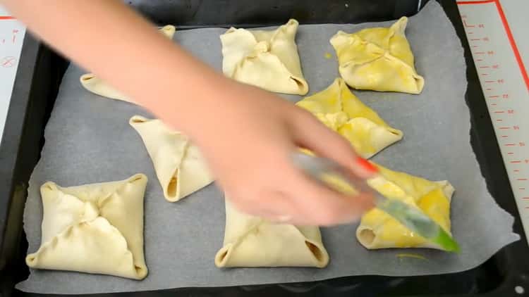 To make envelopes, grease the filling with the egg