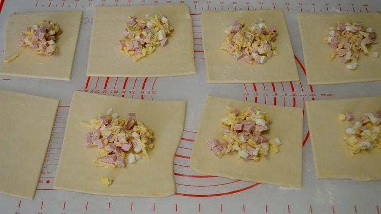 To make envelopes put the filling on the dough