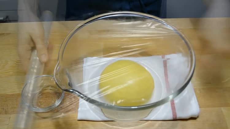 To make a custard cake, put the dough under the film