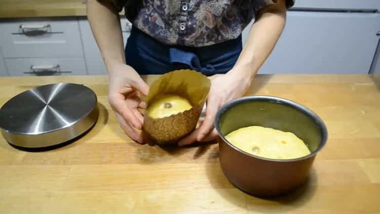 To make a custard cake, put the dough in the mold