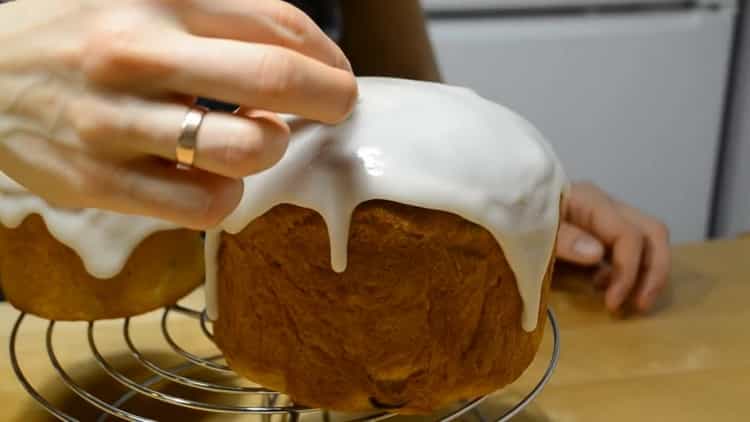 To make a custard cake, prepare the icing