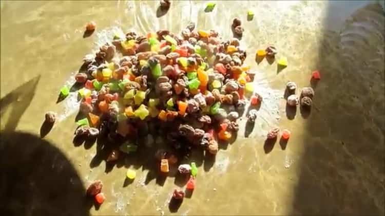 For the preparation of Easter, royal cake, prepare raisins