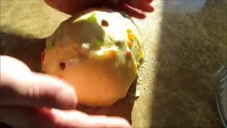 To prepare the Easter, royal cake, add raisins and candied fruits to the dough.