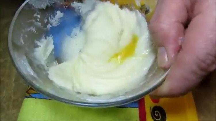 For the preparation of Easter, royal cake, mix the ingredients for the preparation of Easter cake