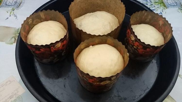 To make cakes on sour cream, preheat the oven