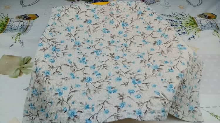 To make cakes on sour cream, put the dough on the dough