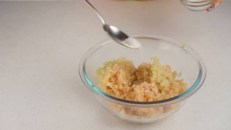 To prepare lazy whites with minced meat, mix the ingredients