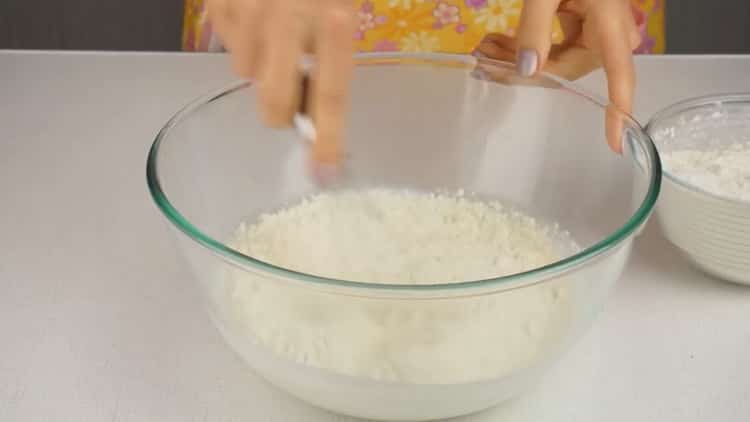 To prepare lazy whites with minced meat, sift flour