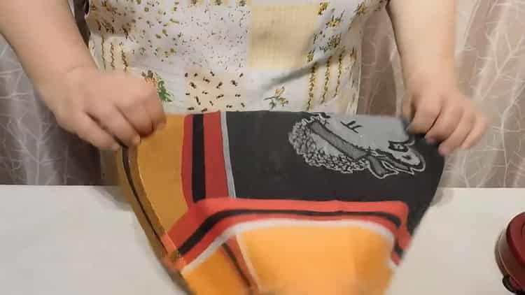 To make flat cakes on the water, knead the dough