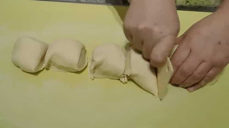 To make flat cakes on water, divide the dough
