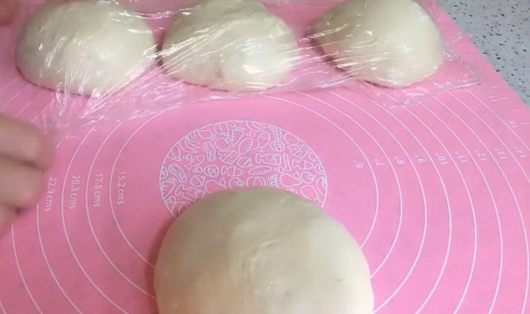 To make yeast flat cakes, divide the dough in a pan.