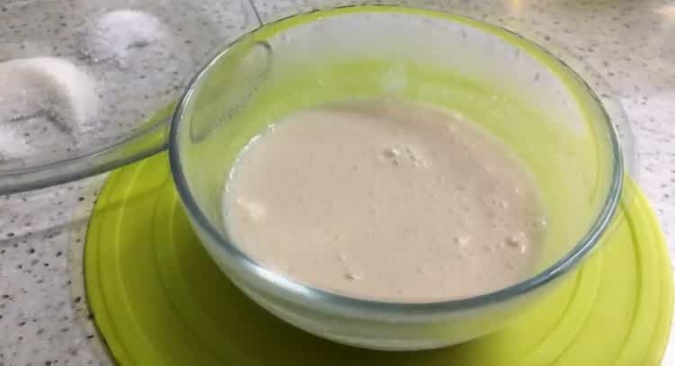For the preparation of yeast cakes in a pan. prepare the ingredients