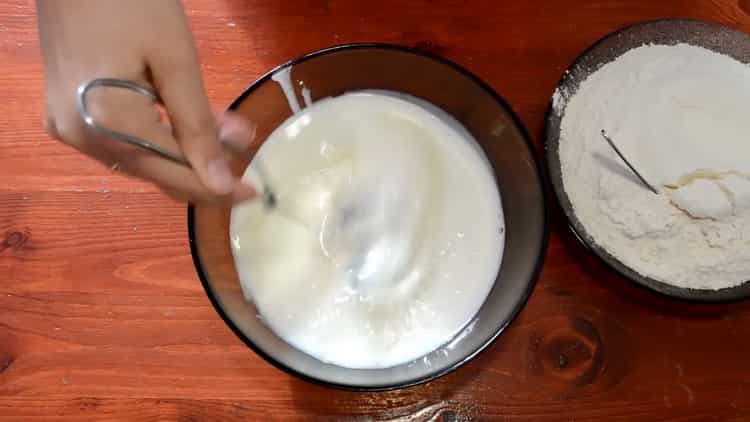 To make the flat cakes, mix the ingredients for the dough.