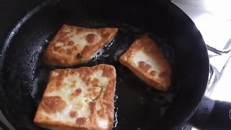 To make flat cakes on brine, fry the dough
