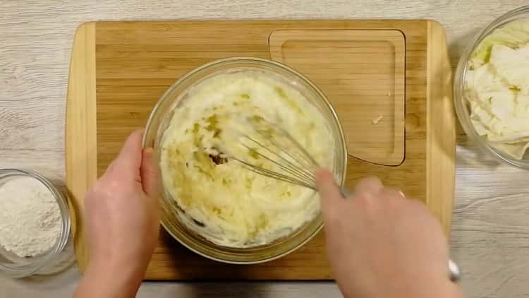 To make flat cakes in a pan, mix the ingredients.