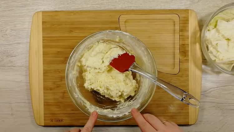 To make flat cakes in a pan, mix the ingredients.