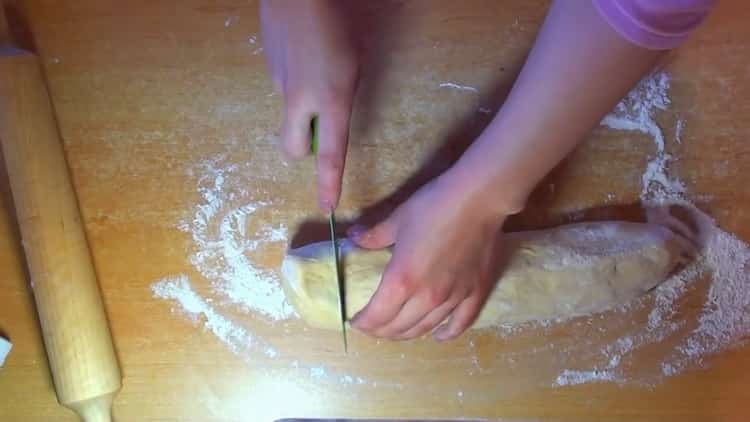 To make flat cakes on sour cream, roll out the dough