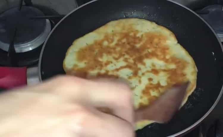 To make cakes with cottage cheese, fry the dough