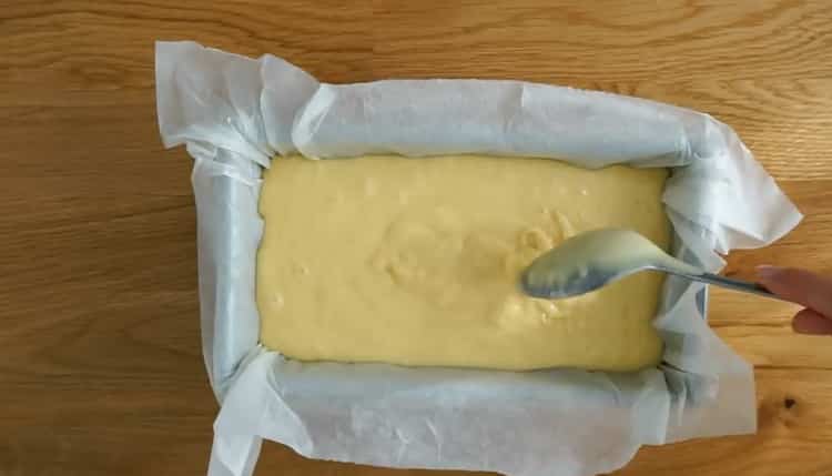 To prepare a lemon cake, put the dough in the mold