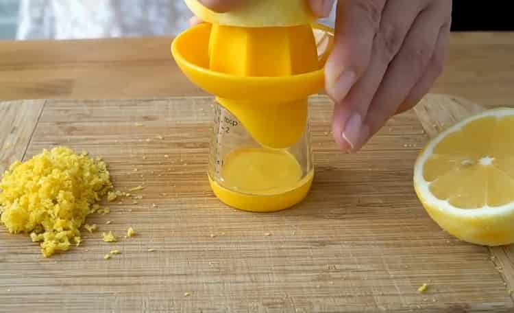 Squeeze lemon juice to make a lemon cake