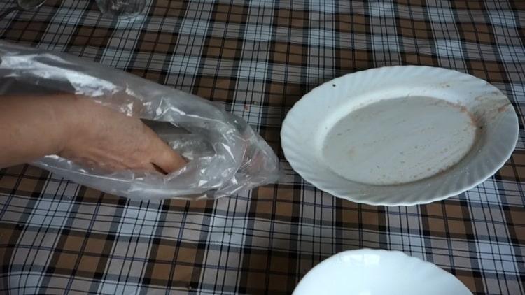 For salted pink salmon, put the fish in the refrigerator