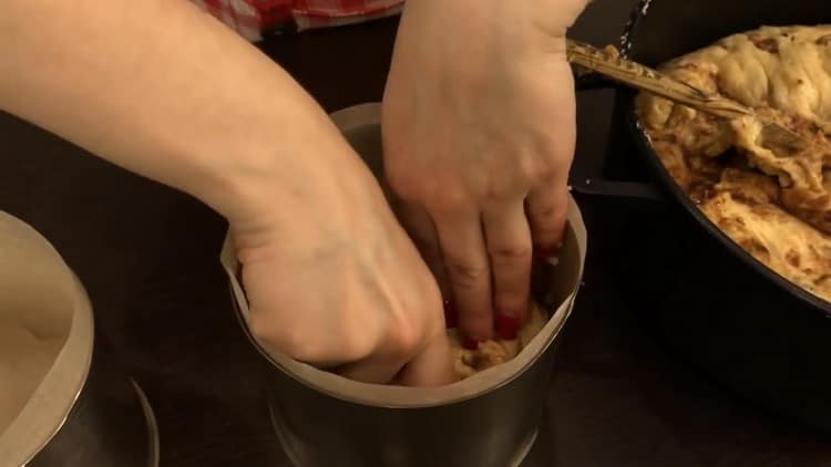 To make a chocolate cake, put the tetso in the mold