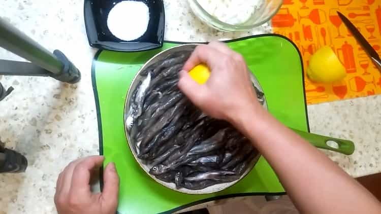 Sprinkle lemon to make capelin