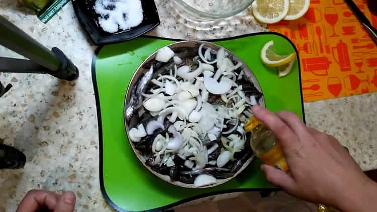 To prepare capelin, prepare the oil