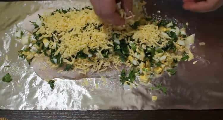 To prepare the sea language in the oven, put the filling on the fish