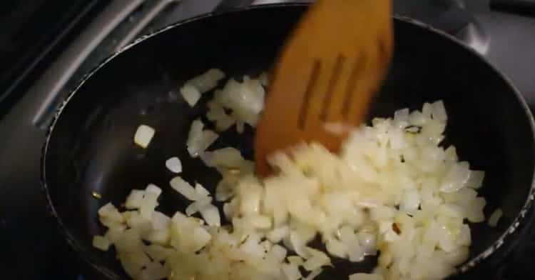 To cook the sea in the oven, fry the onions