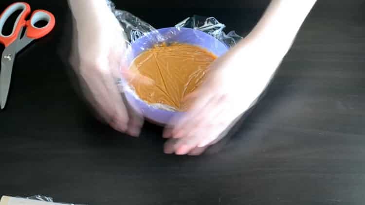 Cool the ingredients to make eclairs toppings.