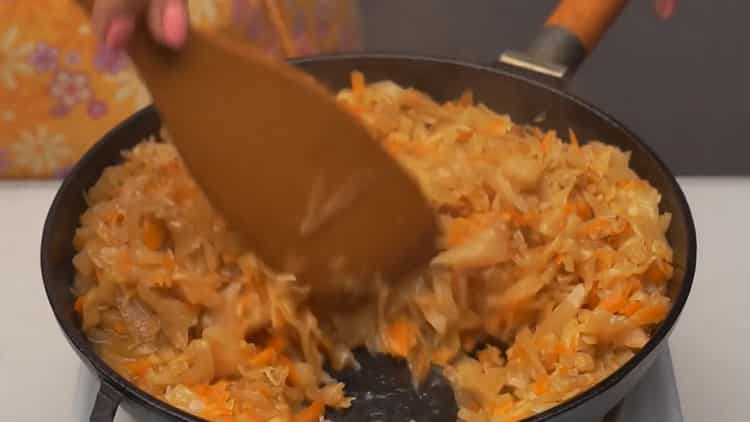 Fry the cabbage to prepare the toppings for fried pies.