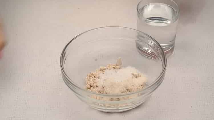 Grind the yeast to make the fried pastry toppings