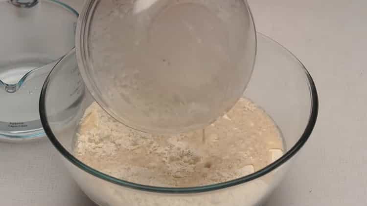 Sift flour to make fried pastry toppings