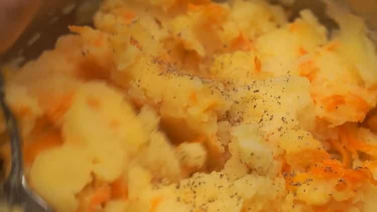 Mix the ingredients for the fried pastry toppings.
