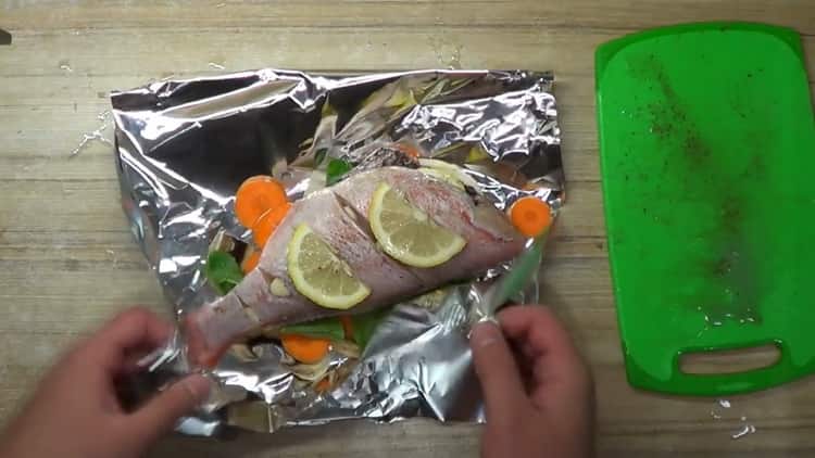for cooking perch in the oven in foil, put the fish with lemon on the foil