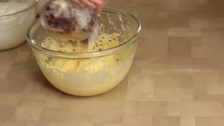 To make a cake without yeast, mix the ingredients