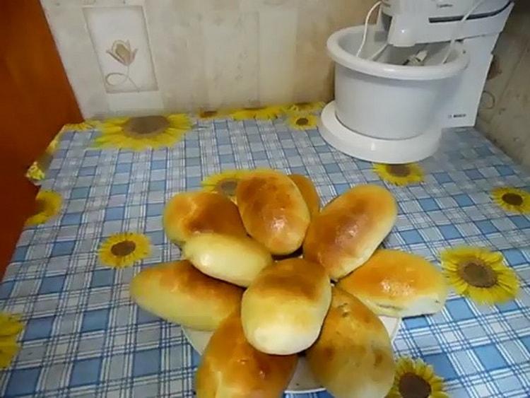 How to learn how to cook delicious pies with jam in the oven