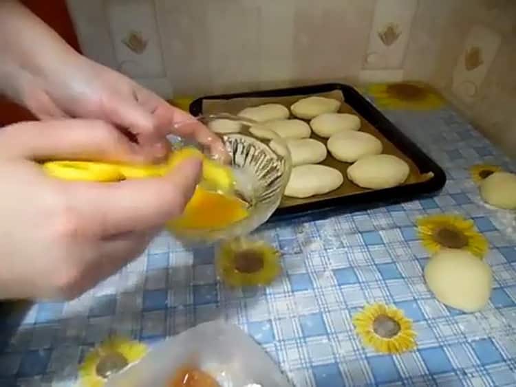 To make pies in the oven, grease the dough with an egg